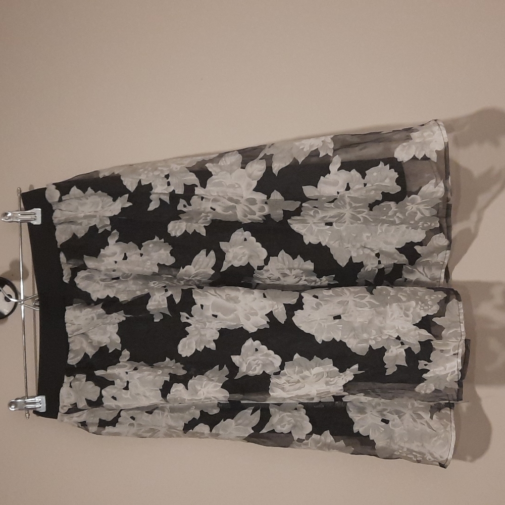 Black and white forever 21 skirt